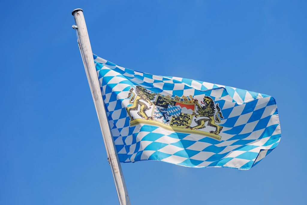 Bayerische Flagge mit Rauten und Wappen steht für günstige, würdevolle Bestattungen deutschlandweit bei YANA.