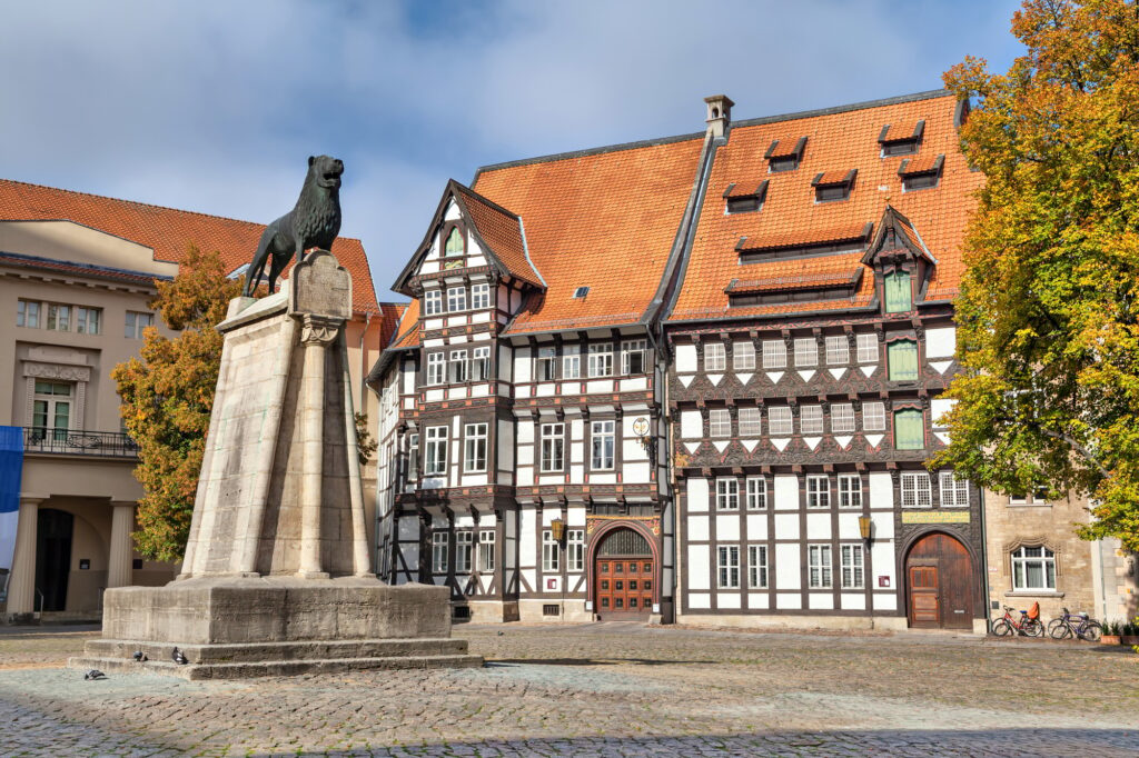 Historischer Platz mit Löwenstatue und Fachwerkhäusern - Symbol für würdige Bestattungen deutschlandweit.