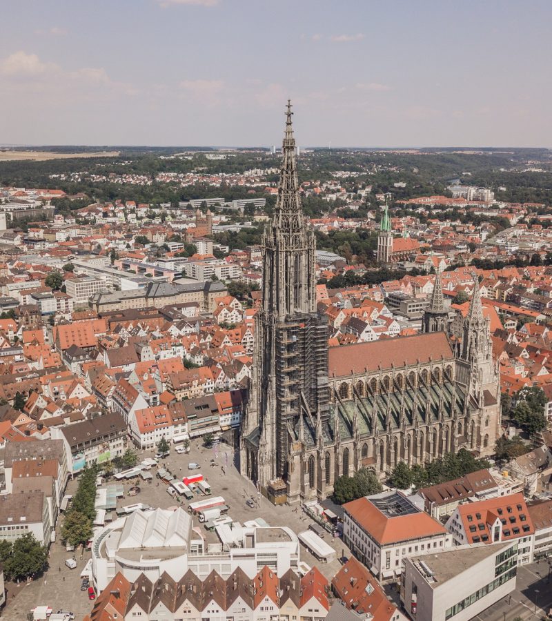 Blick auf das Ulmer Münster und die Stadt, Symbol für würdevolle Bestattungen deutschlandweit mit YANA.