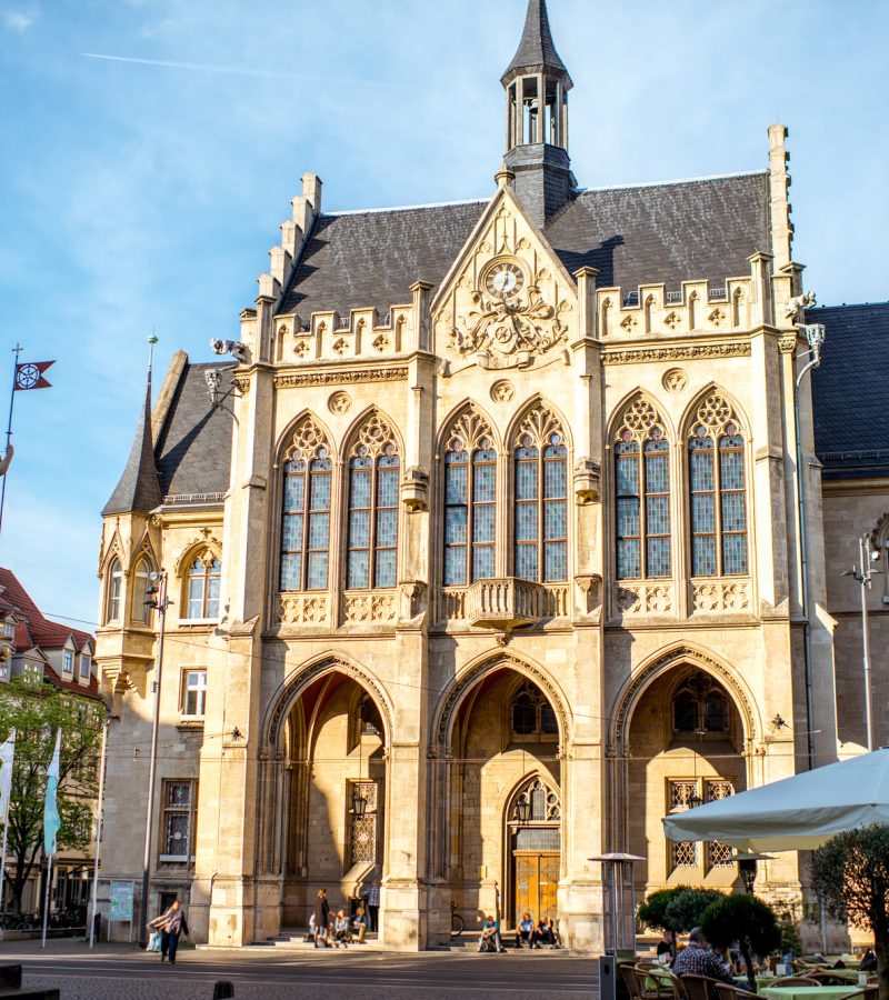 Historisches Gebäude auf belebtem Platz, das für die deutschlandweiten, würdevollen Bestattungen von YANA steht.